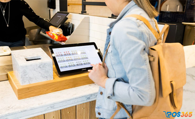 Order tại quầy thu ng&acirc;n cũng l&agrave; giải ph&aacute;p tiện lợi khi nh&agrave; h&agrave;ng đ&ocirc;ng kh&aacute;ch
