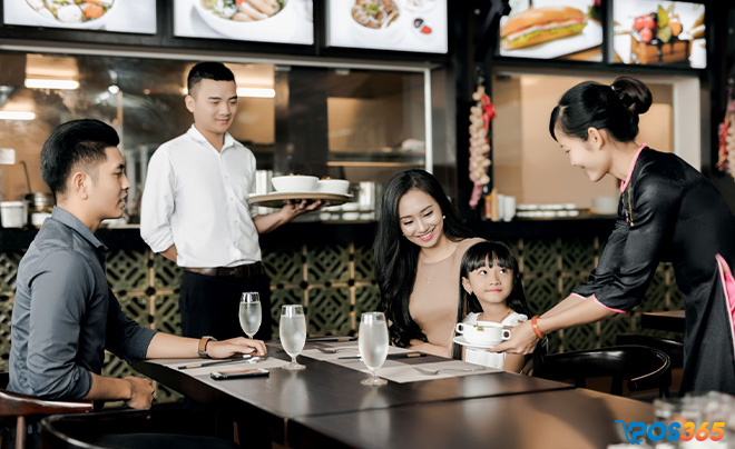 Bếp b&aacute;o xong quy tr&igrave;nh nấu v&agrave; phục vụ l&ecirc;n m&oacute;n cho kh&aacute;ch theo đ&uacute;ng th&ocirc;ng tin b&agrave;n order