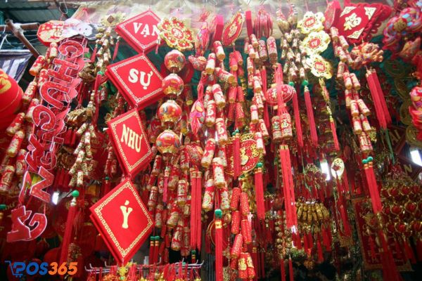 Câu đối đỏ từ lâu đã trở thành một nét văn hóa không thể thiếu trong mỗi gia đình Việt vào dịp Tết