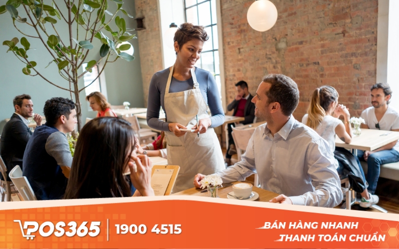 Mời kh&aacute;ch v&agrave;o b&agrave;n v&agrave; giới thiệu menu nh&agrave; h&agrave;ng
