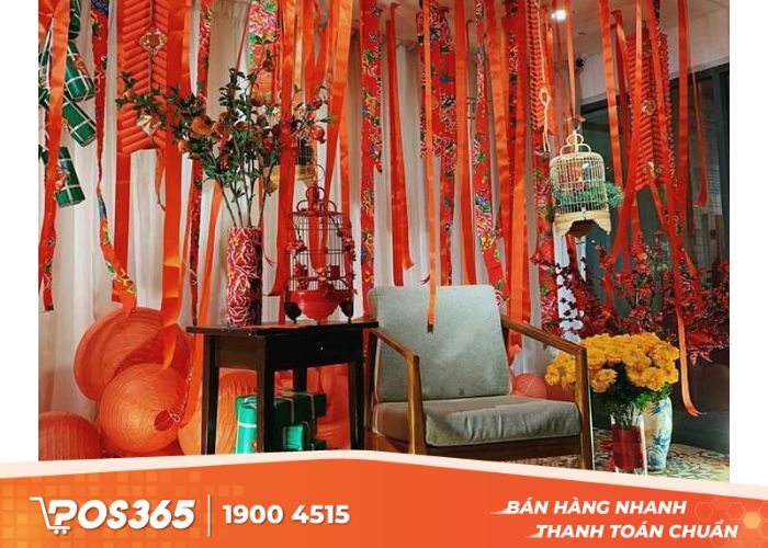 Kết hợp dải lụa và bàn ghế gỗ để decor quán cà phê