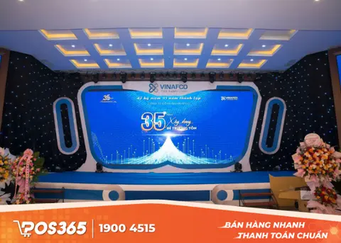 S&acirc;n khấu n&ecirc;n được đặt ở vị tr&iacute; trung t&acirc;m nh&agrave; h&agrave;ng