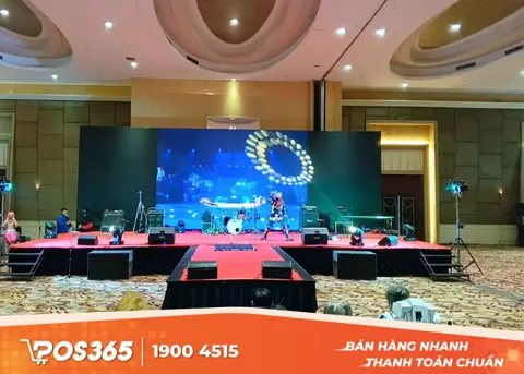 S&acirc;n khấu được lồng gh&eacute;p logo nh&agrave; h&agrave;ng một c&aacute;ch kh&eacute;o l&eacute;o