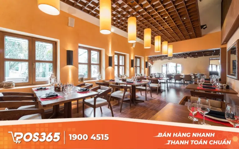 Trang tr&iacute; s&acirc;n khấu đồng bộ với phong c&aacute;ch nh&agrave; h&agrave;ng