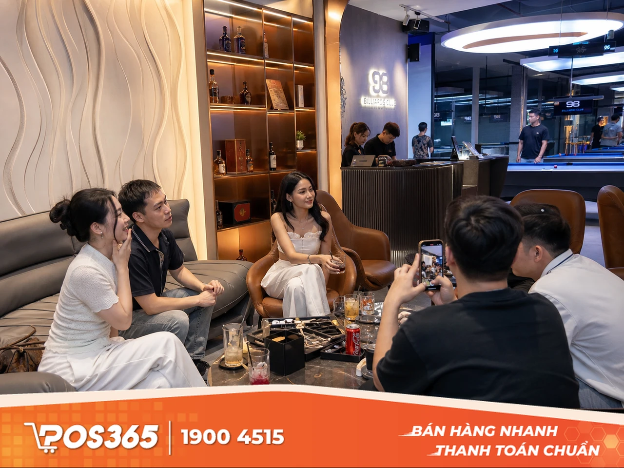 Bàn ghế chờ (lounge chair) và quầy bar nhỏ cạnh góc check-in