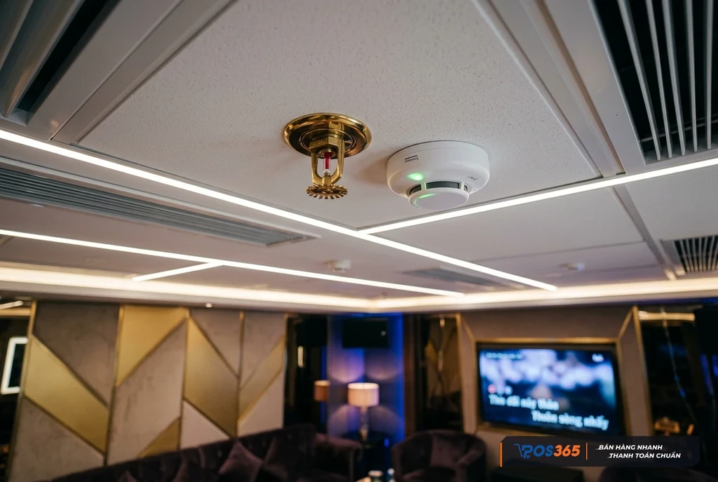 Đầu phun Sprinkler và cảm biến báo khói trần
