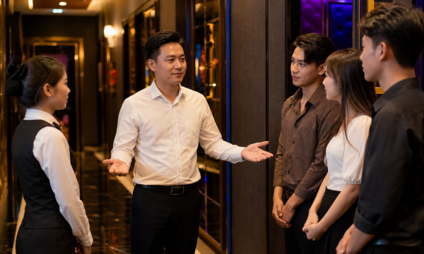 Cách xử lý khéo léo khi nhân viên quán karaoke mâu thuẫn với khách hàng